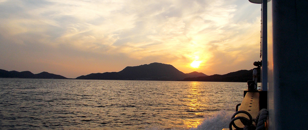 Enjoy a spectacular view with a fishing boat cruise