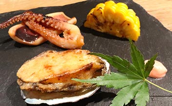 鮑のバター風味とスルメイカの紀州備長炭焼き 梅マヨネーズソース